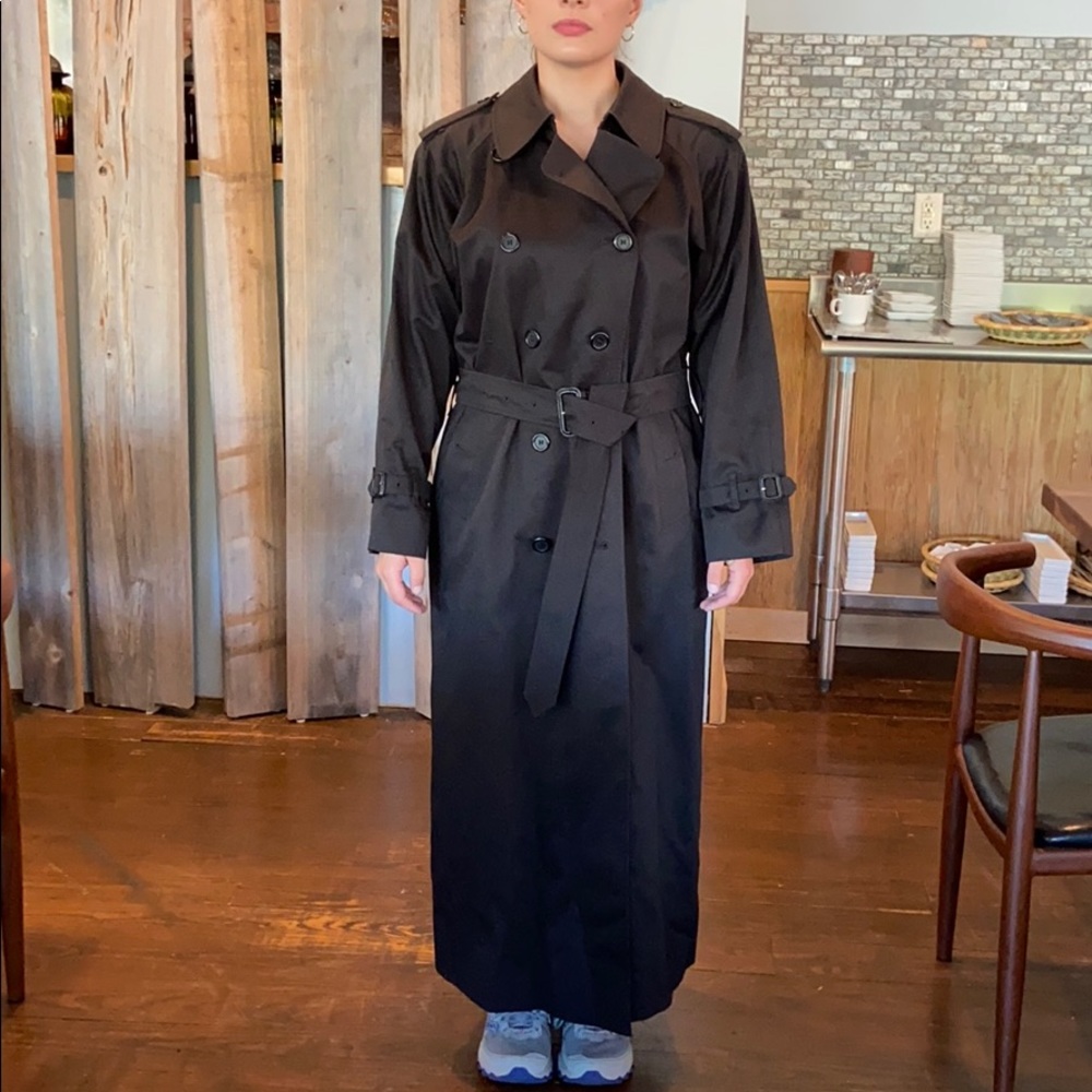 Burberry Trench coatTHIS IS SUCH A GREAT DEAL